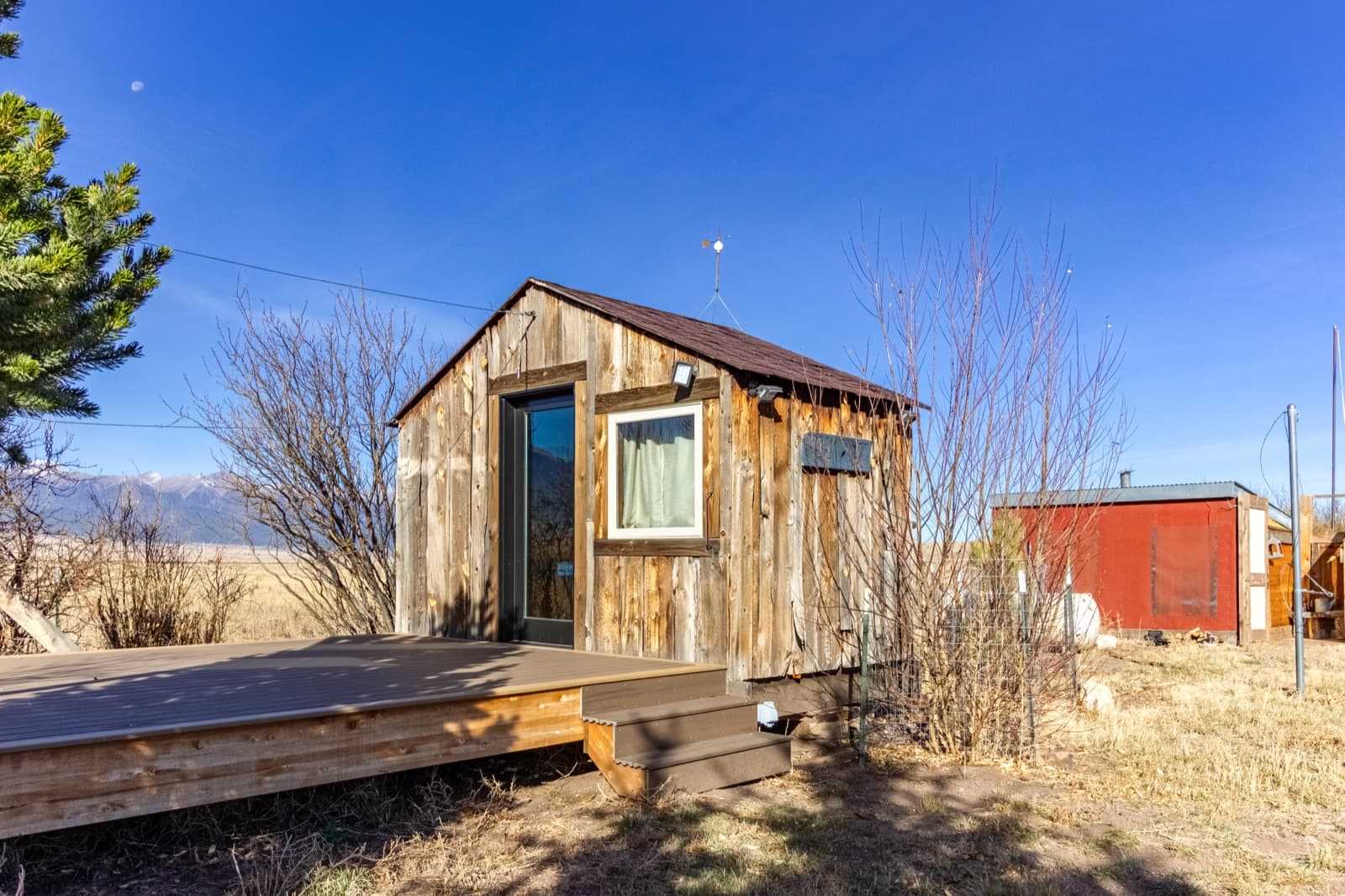 Pheasant Hutch exterior with mountain backdrop