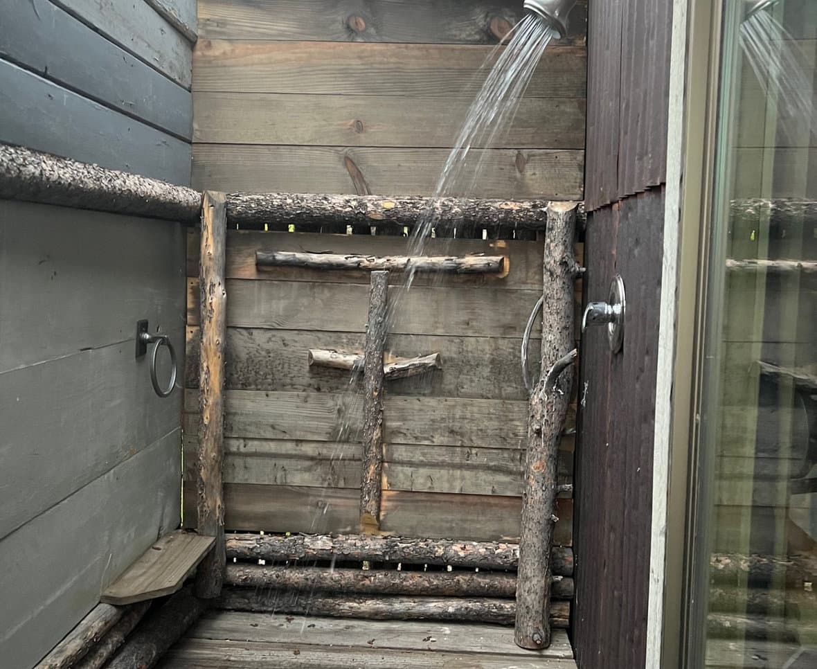 Outdoor shower station